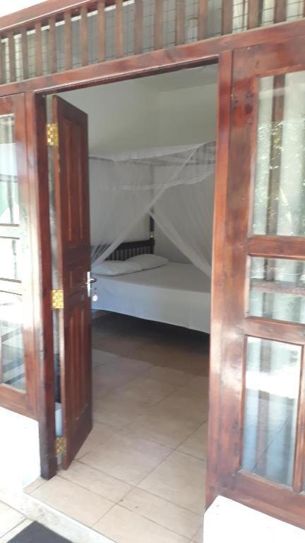 Sun And Surf Rest Hotel Ahangama Bagian luar foto