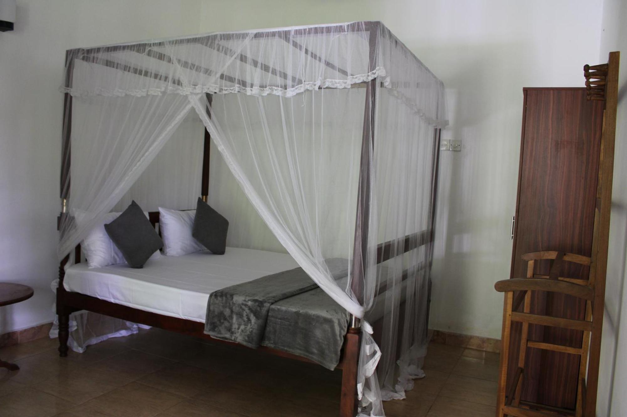 Sun And Surf Rest Hotel Ahangama Bagian luar foto
