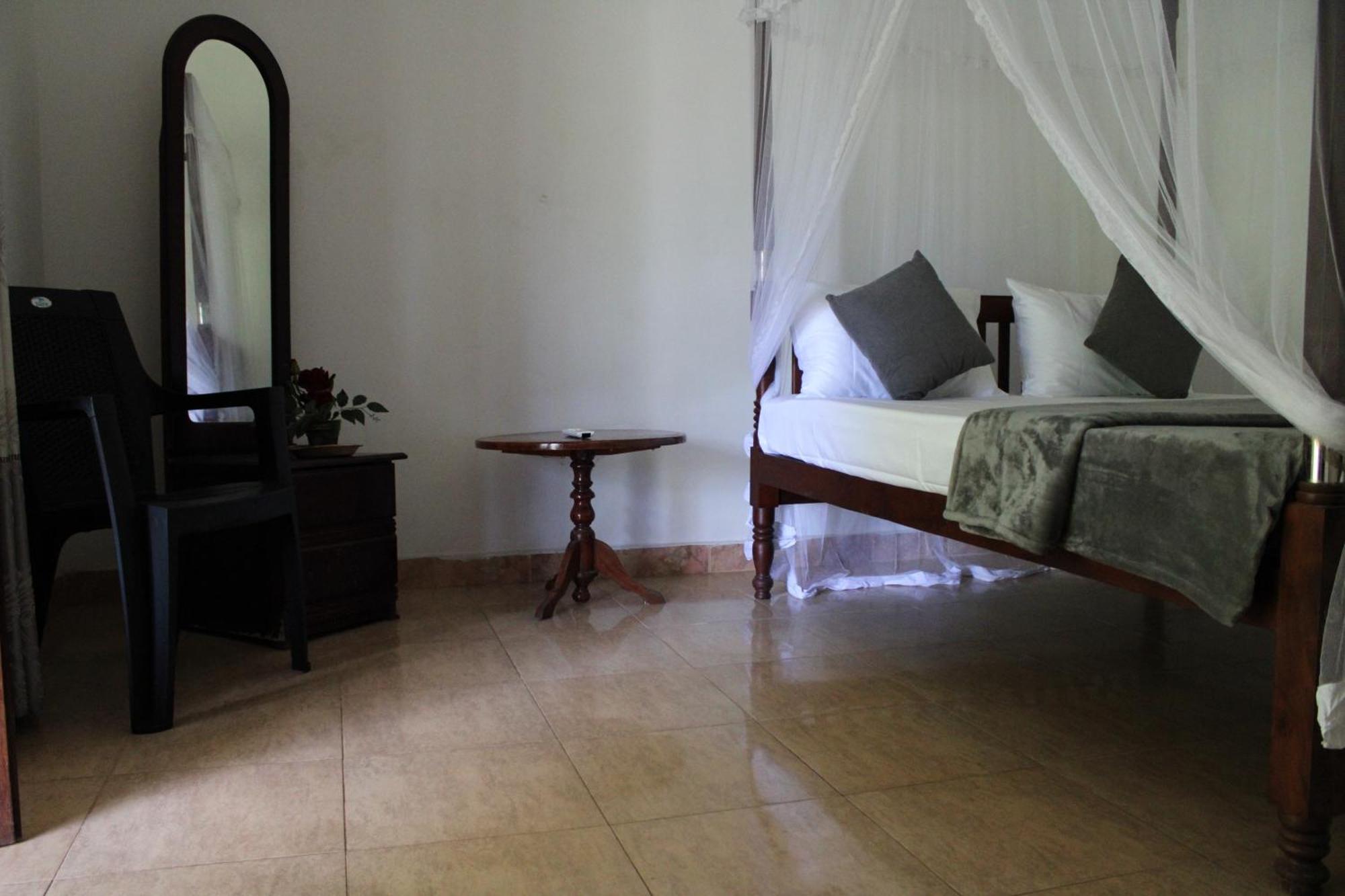 Sun And Surf Rest Hotel Ahangama Bagian luar foto