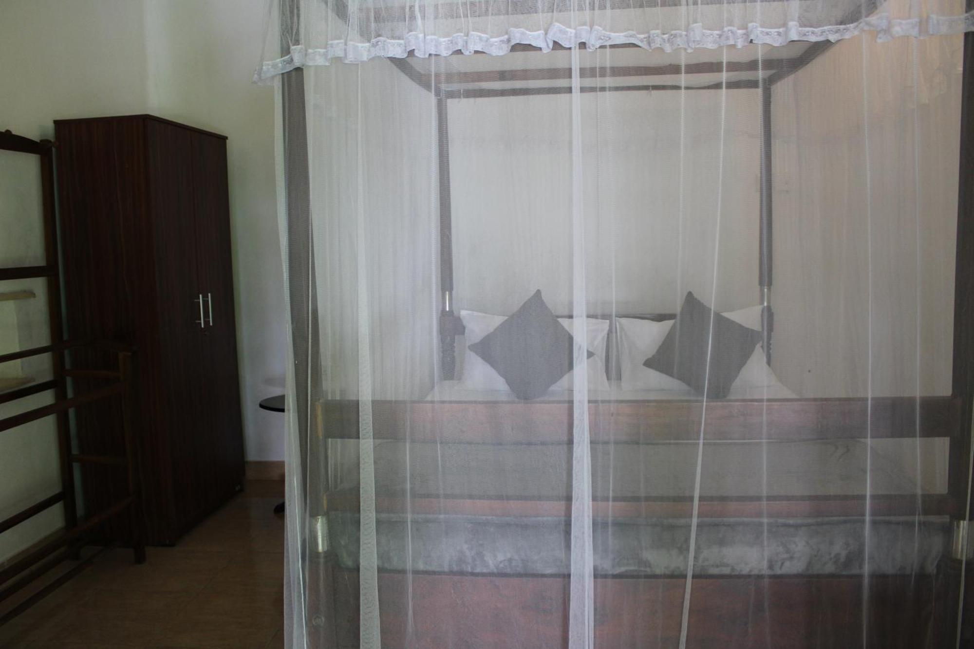 Sun And Surf Rest Hotel Ahangama Bagian luar foto