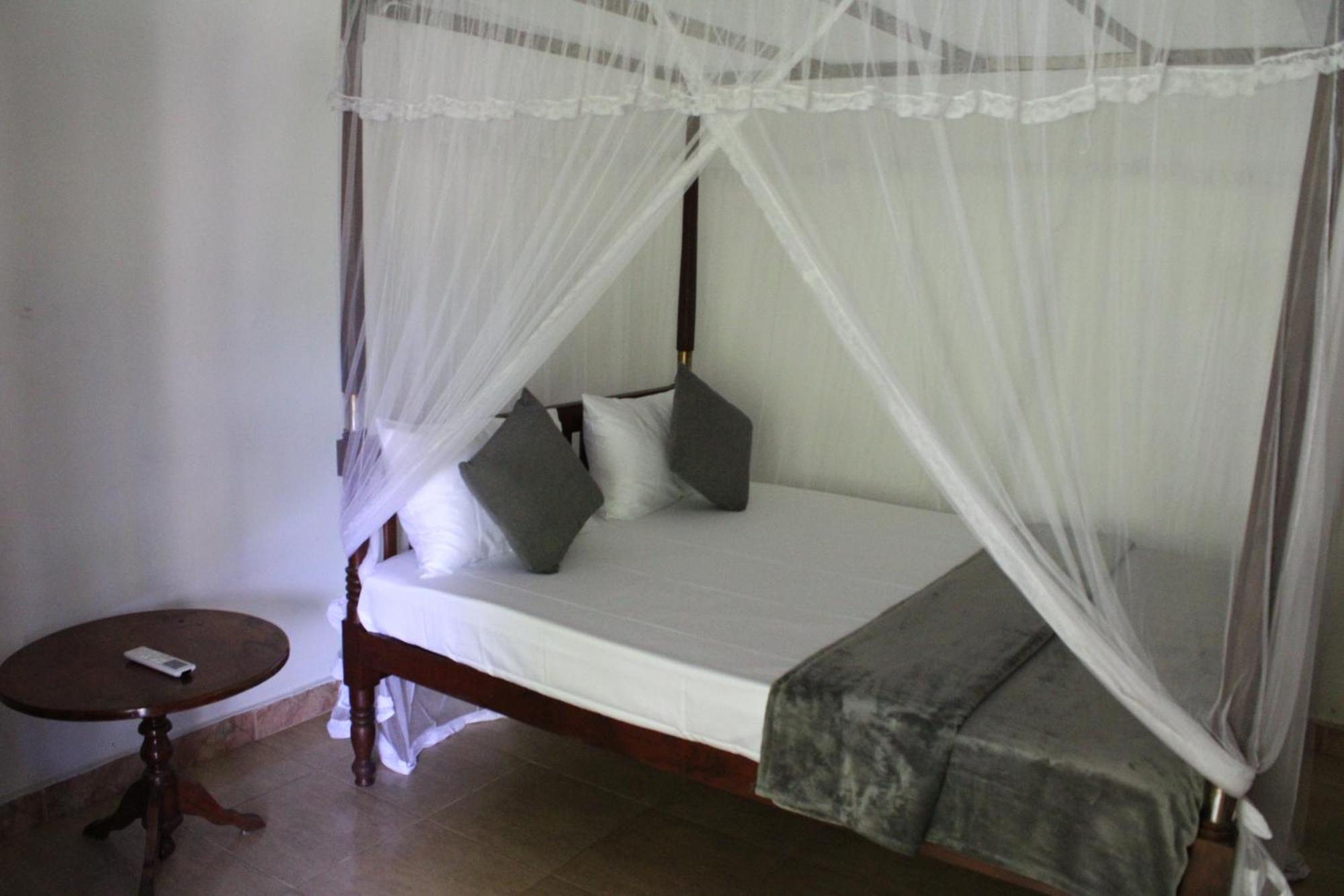 Sun And Surf Rest Hotel Ahangama Bagian luar foto