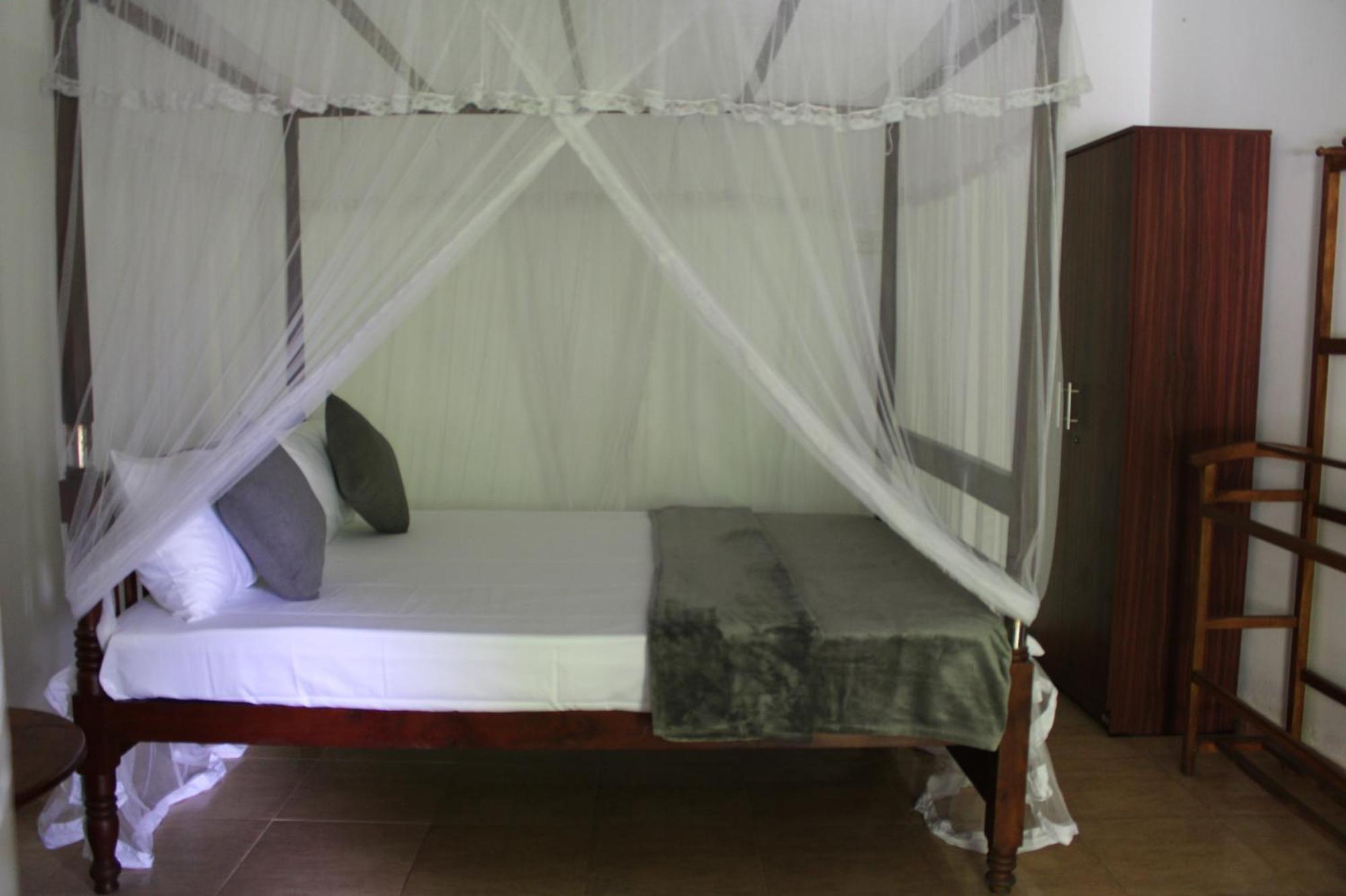 Sun And Surf Rest Hotel Ahangama Bagian luar foto