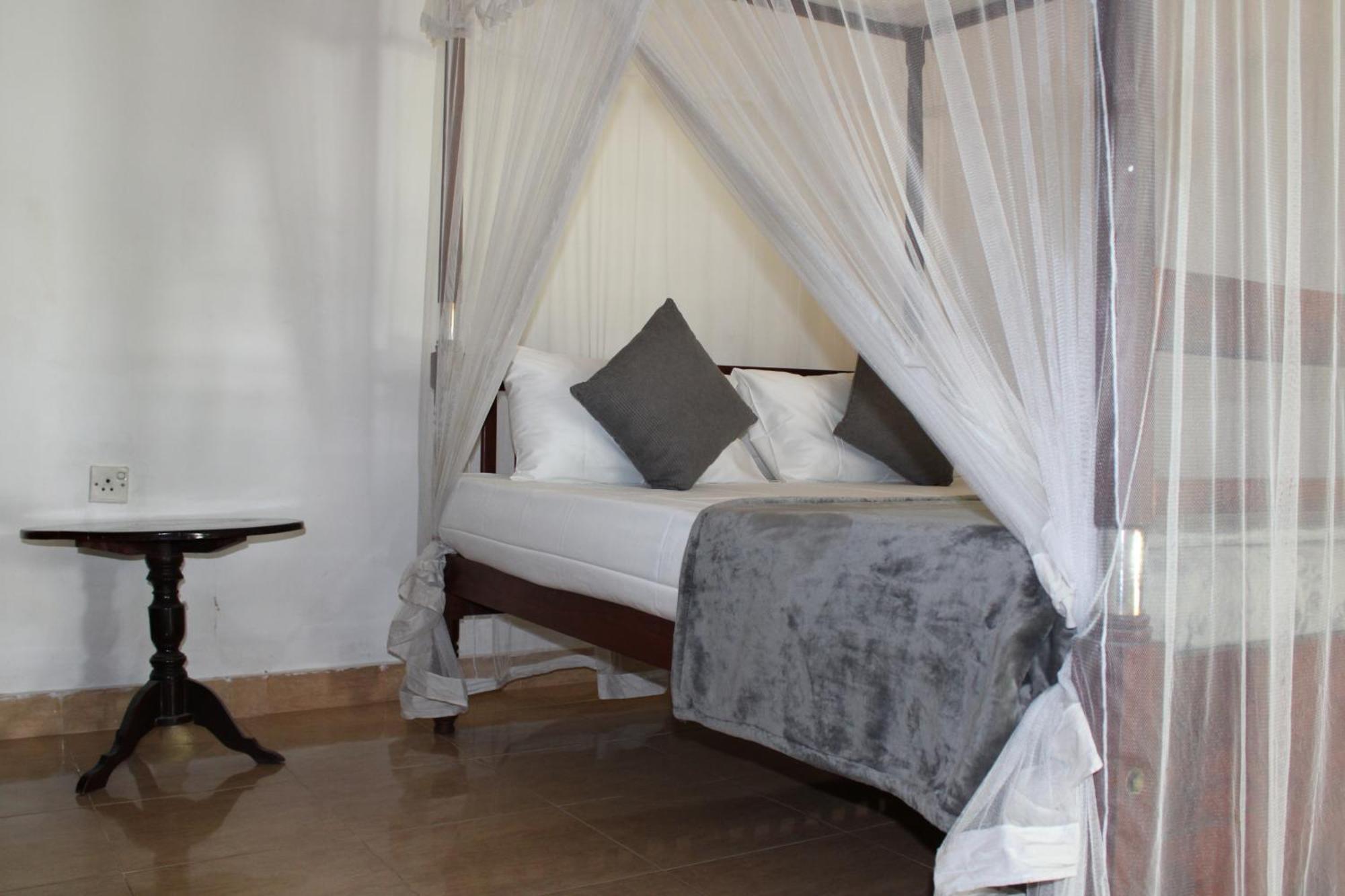 Sun And Surf Rest Hotel Ahangama Bagian luar foto