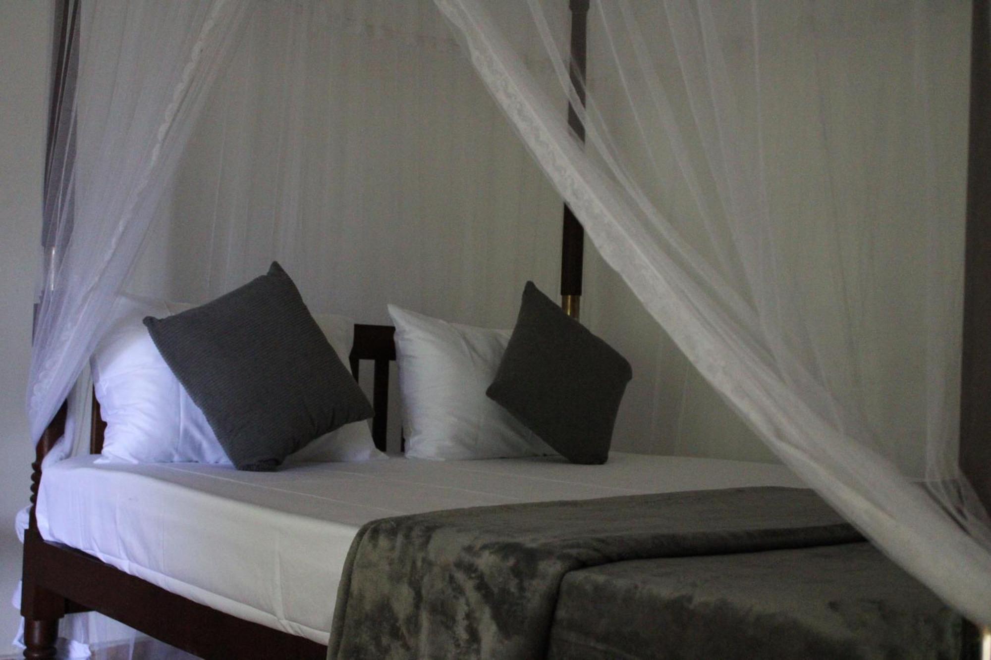 Sun And Surf Rest Hotel Ahangama Bagian luar foto