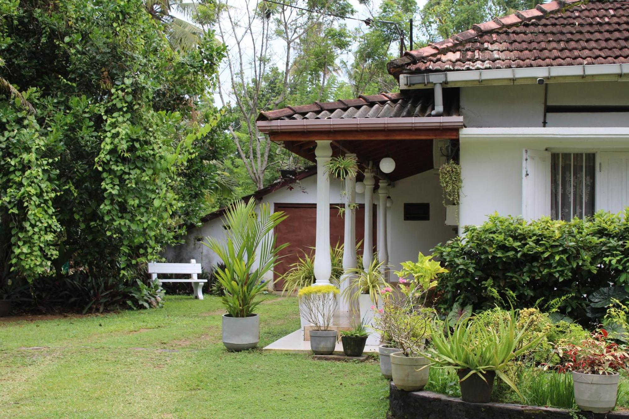 Sun And Surf Rest Hotel Ahangama Bagian luar foto