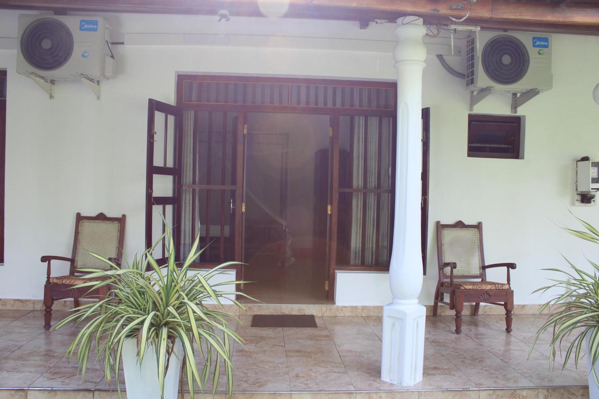 Sun And Surf Rest Hotel Ahangama Bagian luar foto
