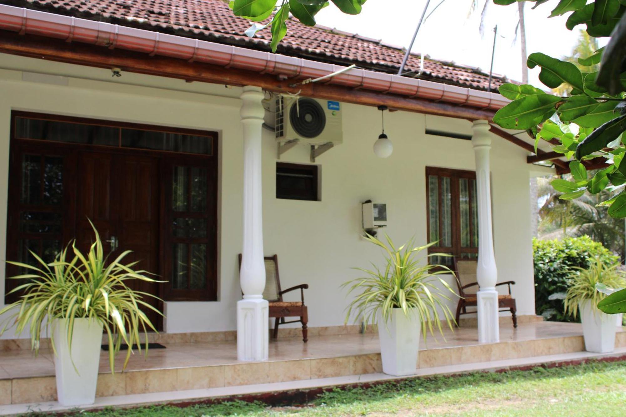 Sun And Surf Rest Hotel Ahangama Bagian luar foto