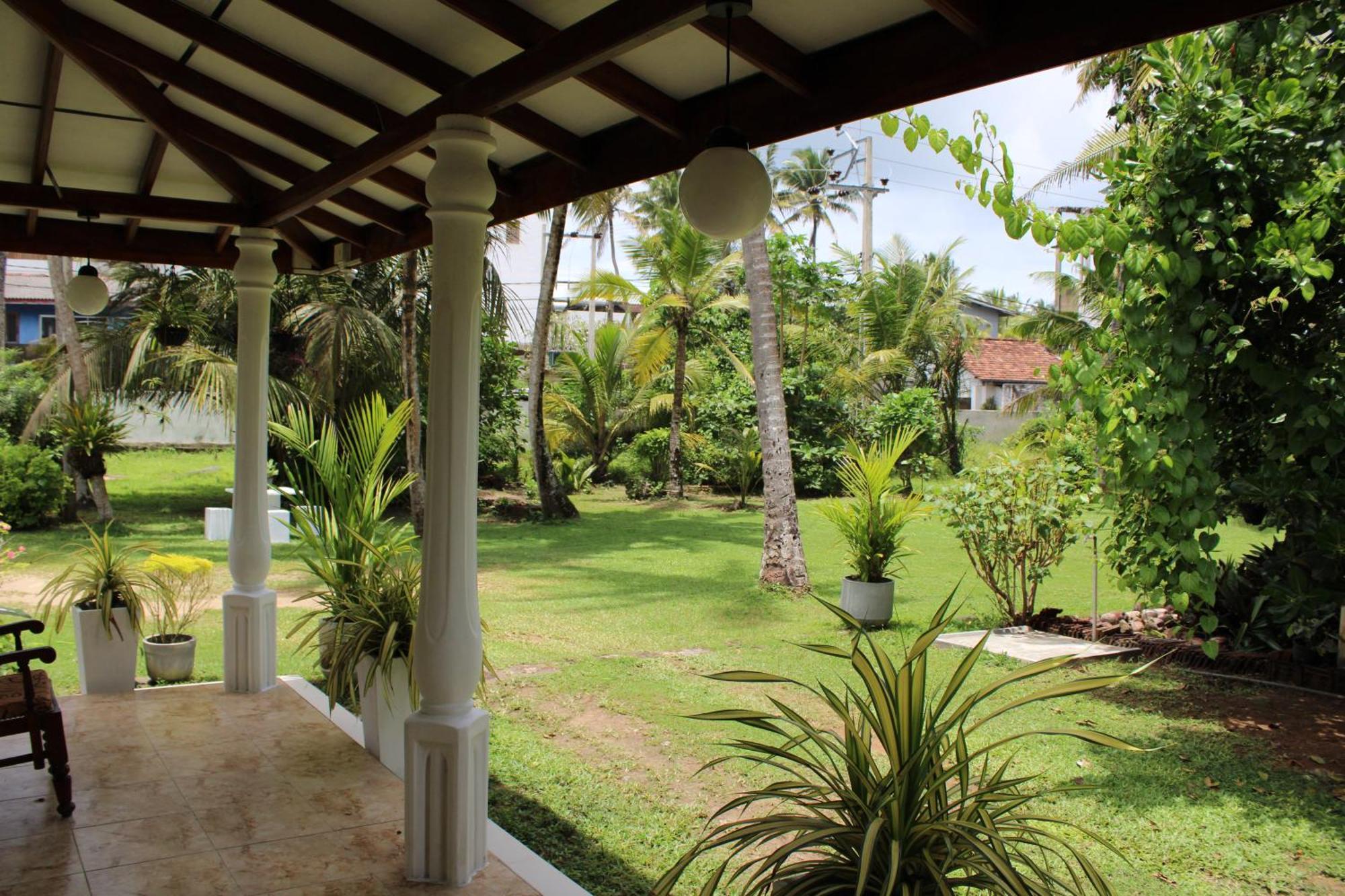 Sun And Surf Rest Hotel Ahangama Bagian luar foto