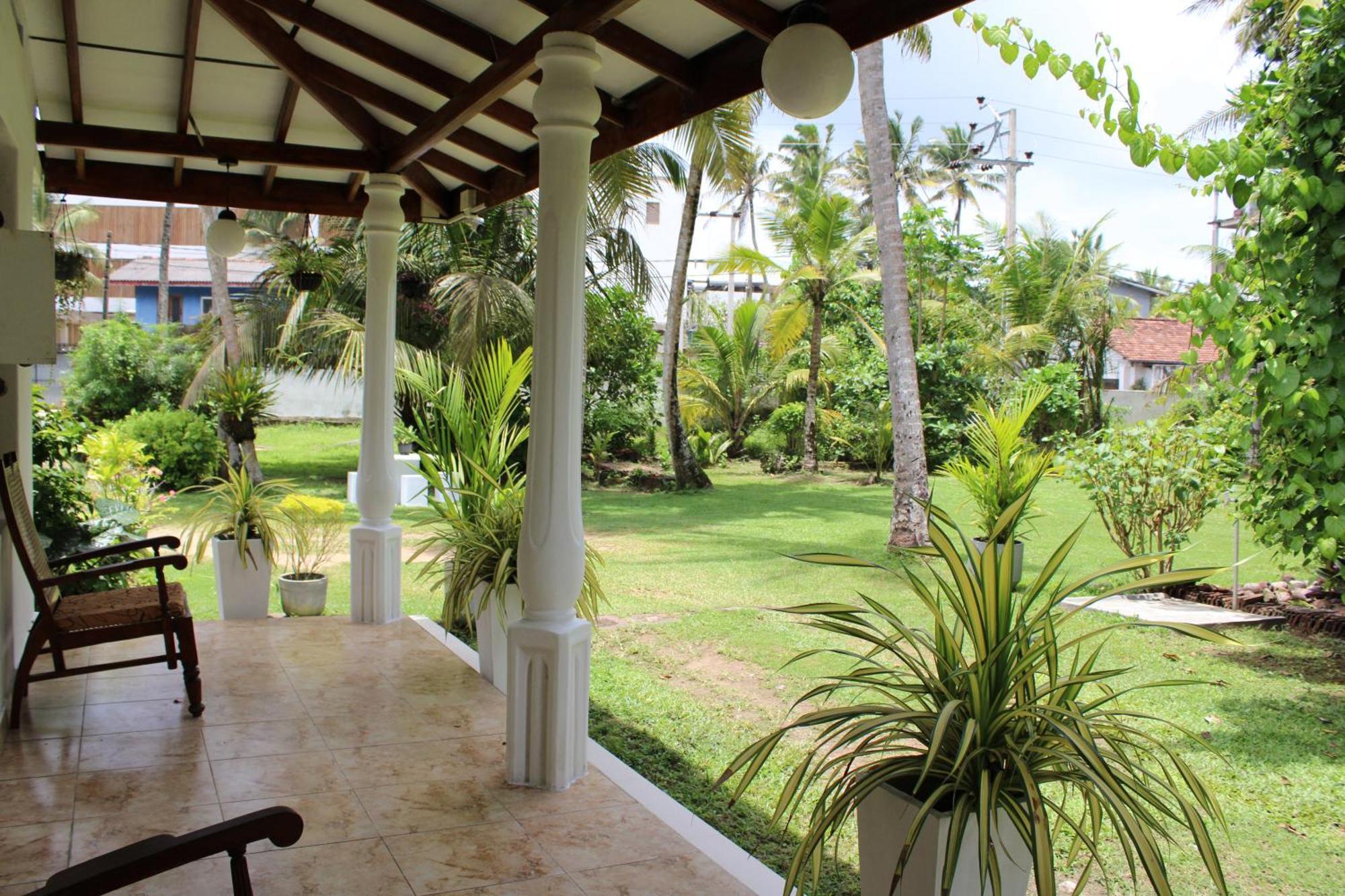 Sun And Surf Rest Hotel Ahangama Bagian luar foto