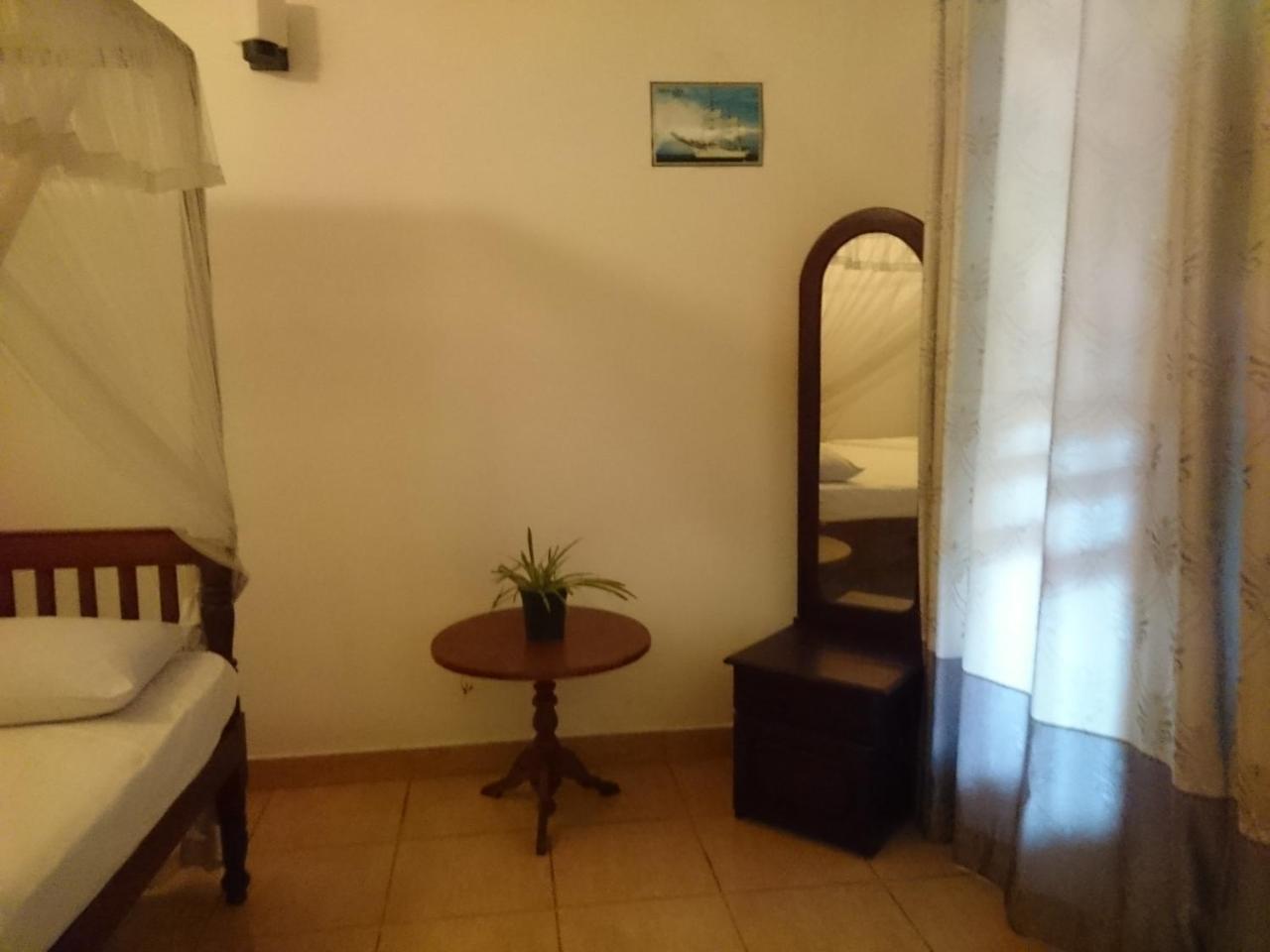 Sun And Surf Rest Hotel Ahangama Bagian luar foto