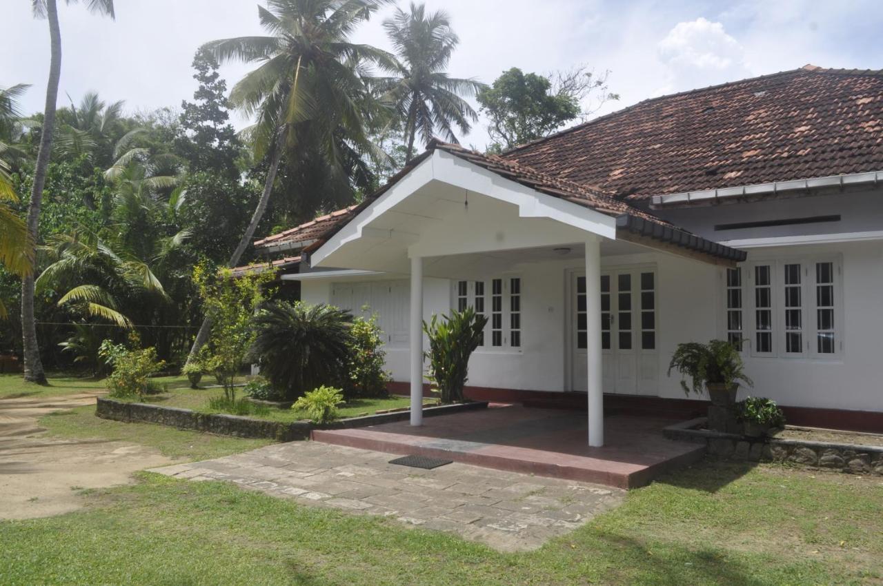 Sun And Surf Rest Hotel Ahangama Bagian luar foto